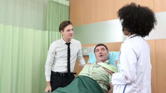 A young female doctor who specializes in heart disease. Advise patients with heart disease symptoms and the patient's son. that the results of the treatment improved until they were able to go home