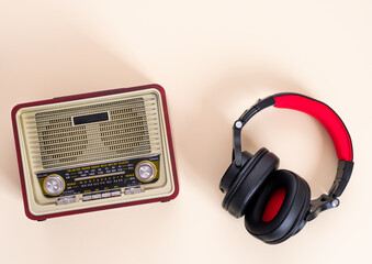 Graphical description of vintage vs. modern sound with an old radio and wireless headphones