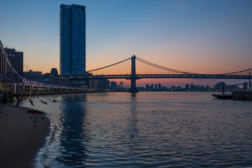 Fototapeta na wymiar Manhattan Bridge im Sonnenafgang