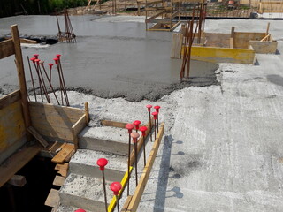 Realizzazione di una scala in cemento armato nel cantiere edile