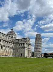 Obraz premium tourists visiting leaning tower of Pisa and miracle square