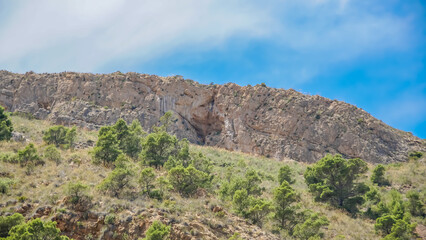 Parque natural y protegido de Sierra Helada o Serra Gelada en la parte este frente a la Bahía de Altea y con el faro de Playa del Albir