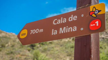 Cartel indicativo de entrada a la cala de la Mina en el parque natural de Sierra Helada