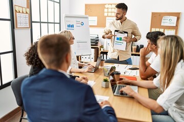 Obraz premium Group of business workers listening hispanic boss man conference at the office.