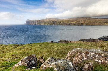 Fototapeta na wymiar Green Coast in Isle of Skye, Scotland