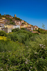Obraz premium Scorci del paese di Posada e il suo castello delle Fave, provincia di Nuoro, Sardegna 