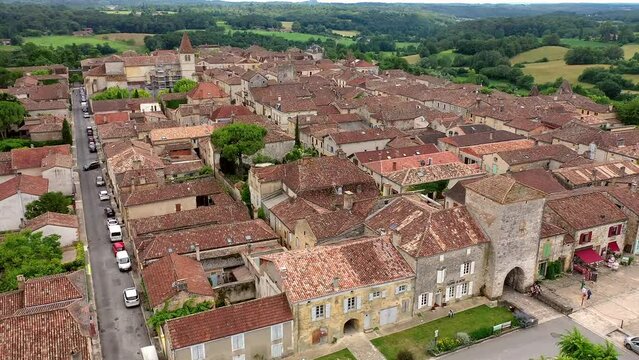 Flug &uuml;ber die historische Altstadt Monpazier, sch&ouml;nstes Dorf Frankreichs, zentraler Marktplatz und Kirche, D&eacute;partement Dordogne, Nouvelle Aquitaine, P&eacute;rigord, Frankreich