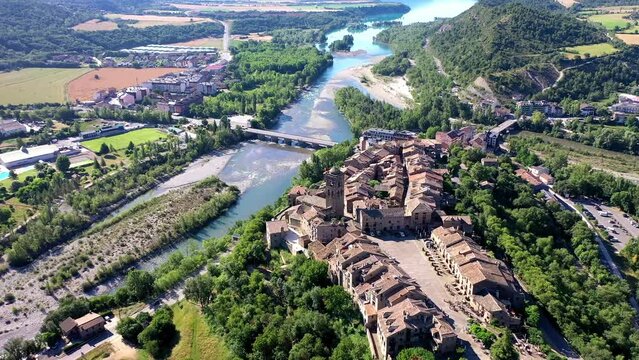 Flug &uuml;ber die historische Burg, Schloss und Kirche von A&iacute;nsa, Blick auf die Berge der Pyren&auml;en, Flussm&uuml;ndung von Rio Cinca und Ara, Provinz Huesca, Arag&oacute;n, Spanien