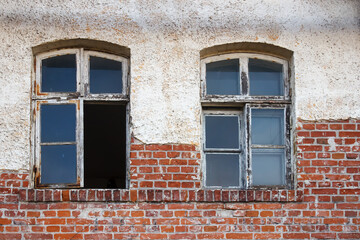 Fototapeta na wymiar windows of old abandoned decaying house