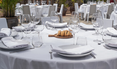 Mesa con cubiertos 
