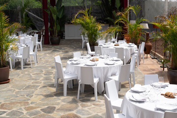 Mesa de restaurante lista.