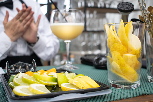 Limones y limas cortadas para coctel- 