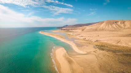 Atemberaubende Luftdrohnenaufnahme des sonnigen Playa de Sotavento de Jandía, Fuerteventura, Strand, Spanien