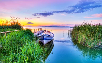 Foto op Plexiglas paisaje de un atardecer de colores en un lago  © kesipun