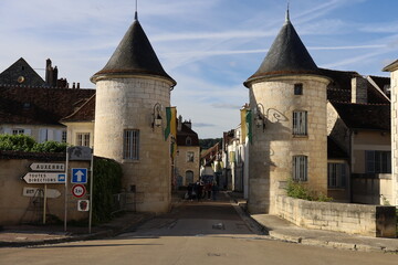 Entrée du village avec vue sur deux tours typiques, village de Chablis, département de l'Yonne,...