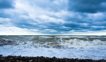 Sturm mit hohen Wellen an der Ostsee bei Behrensdorf