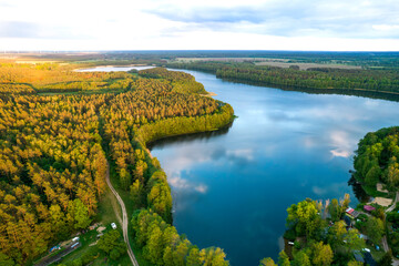 Widok z góry jezioro Wierzchowo w Polsce. Zielony las otaczający jezioro i czysta niebieska woda...