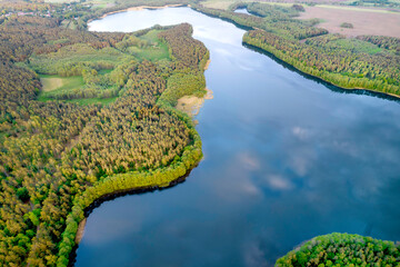 Widok z góry jezioro Wierzchowo w Polsce. Zielony las otaczający jezioro i czysta niebieska woda...