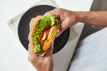 Hombre sujetando hamburguesa vegana. Beyond Burger