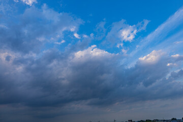 黄昏時の空と天使の梯子