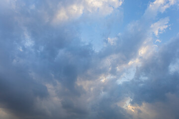 黄昏時の空と天使の梯子