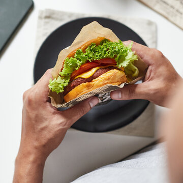Chico comiendo hamburguesa vegana. Beyond Burger