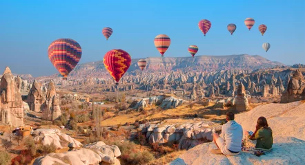 Poster Heteluchtballon die over rotslandschap vliegt in Cappadocië-Goreme, Turkije © muratart