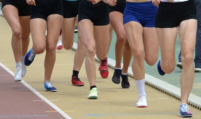 course féminine sur le stade d'athlétisme