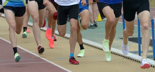 Fototapeta premium course masculine sur le stade d'athlétisme