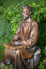 Statue des Einsiedlers Amé bei der Kapelle Notre-Dame du Scex,  St-Maurice, Kanton Wallis, Schweiz