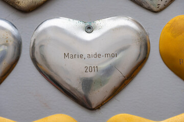 Votivzeichen in Form von Herzen, Notre-Dame du Scex, St. Maurice, Kanton Wallis, Schweiz