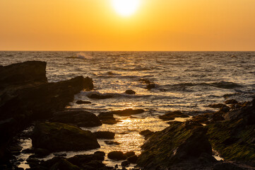 黄昏時の城ヶ島の磯と夕日