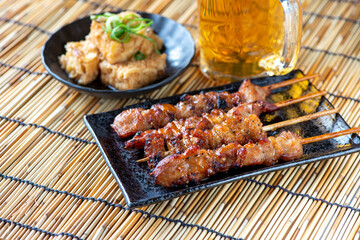 揚げだし豆腐と焼き鳥とビール　居酒屋メニュー
