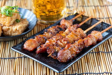 揚げだし豆腐と焼き鳥とビール　居酒屋メニュー
