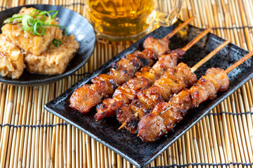 揚げだし豆腐と焼き鳥とビール　居酒屋メニュー
