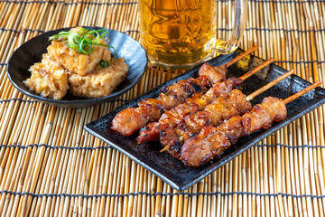 揚げだし豆腐と焼き鳥とビール　居酒屋メニュー
