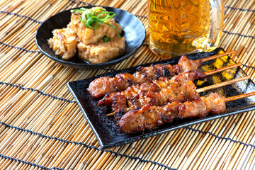 揚げだし豆腐と焼き鳥とビール　居酒屋メニュー
