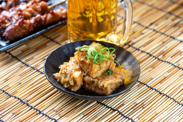 揚げだし豆腐と焼き鳥とビール　居酒屋メニュー
