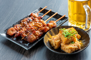 揚げだし豆腐と焼き鳥とビール　居酒屋メニュー
