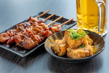 揚げだし豆腐と焼き鳥とビール　居酒屋メニュー
