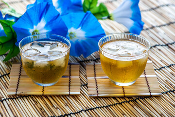 冷たいほうじ茶　暑い夏のイメージ
