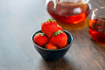 陶器に盛られたイチゴ
