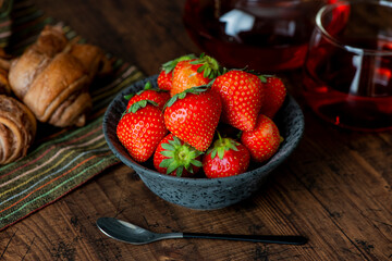 陶器に盛られたイチゴ　朝食イメージ
