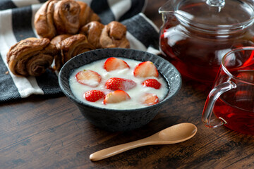 陶器に盛られたイチゴ入りヨーグルト　朝食イメージ
