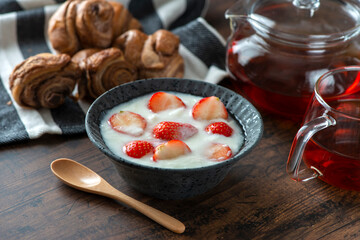 陶器に盛られたイチゴ入りヨーグルト　朝食イメージ
