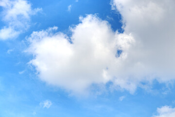 Naklejka na ściany i meble Eine Wolke in Herzform am blauen Himmel. Ein Herz aus Wolken am blauen Himmel.