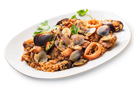Vassoio con risotto alla pescatora isolato su fondo bianco, cibo mediterraneo 
