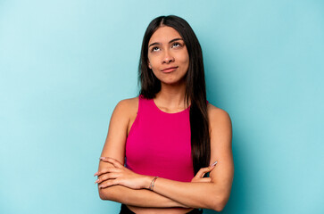 Obraz premium Young hispanic woman isolated on blue background tired of a repetitive task.