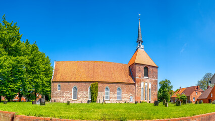 Fototapeta na wymiar Kirche, Rysum, Krummhörn, Ostfriesland, Deutschland 