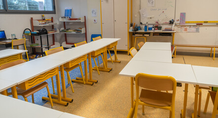 Salle de classe dans une école sans personne.	